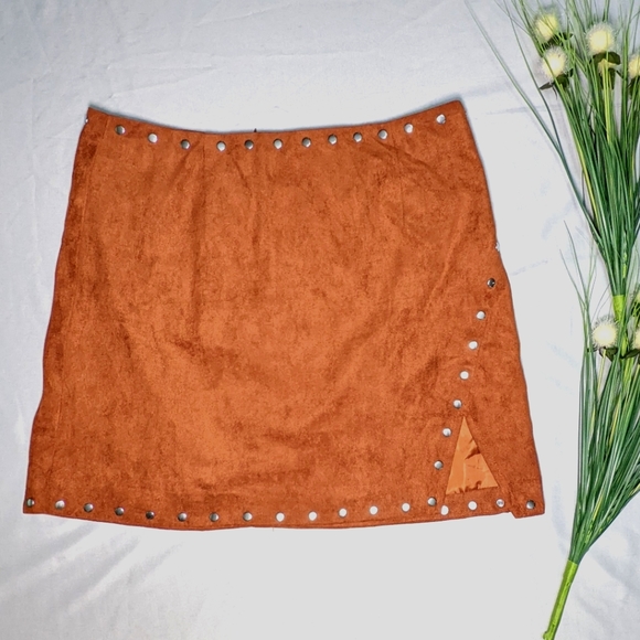 NWT faux suede studded mini skirt - Picture 7 of 9